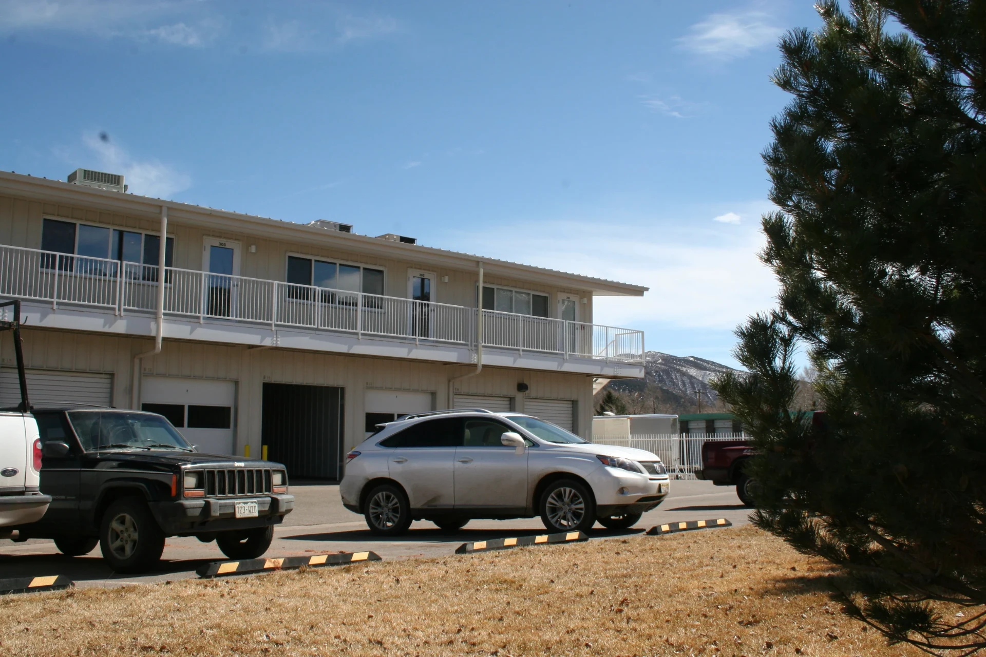 Mixed use building with ground floor shop bays and offices above